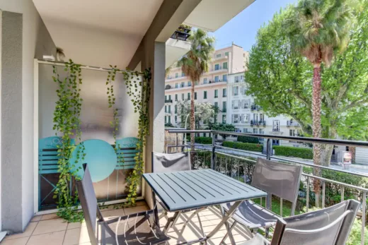 Nice,&#x20;2&#x20;pi&#x00E8;ces&#x20;t&#x00EA;te&#x20;carr&#x00E9;e,&#x20;pr&#x00E8;s&#x20;de&#x20;la&#x20;vieille&#x20;ville&#x20;et&#x20;de&#x20;la&#x20;mer&#x20;avec&#x20;terrasse